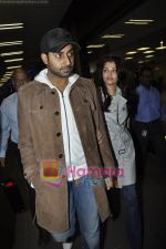 Abhishek Bachchan, Aishwarya Rai return from Oscar Awards in International Airport on 1st March 2011 (8).JPG